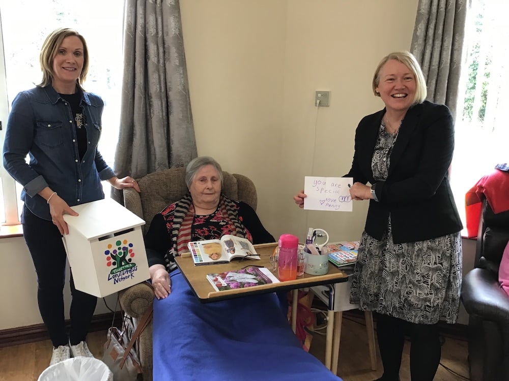 Joan Noade from Armagh City, Banbridge and Craigavon Borough Council and
Tracey Powell from Southern Health and Social Services Trust share the messages from
the Kindness Post Box with residents of Greenpark Care Home.