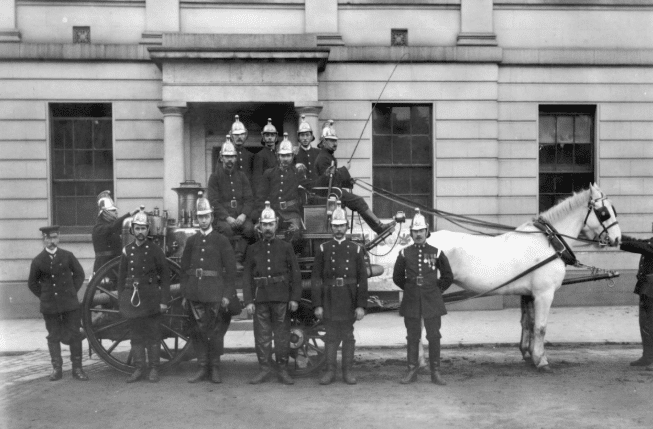 Mickie Linnie and Robert Campbell pictured with colleagues in 1914.
