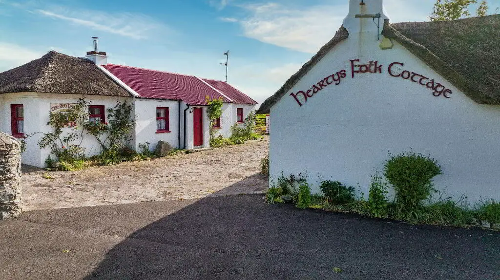 Hearty's Folk Cottage in Crossmaglen