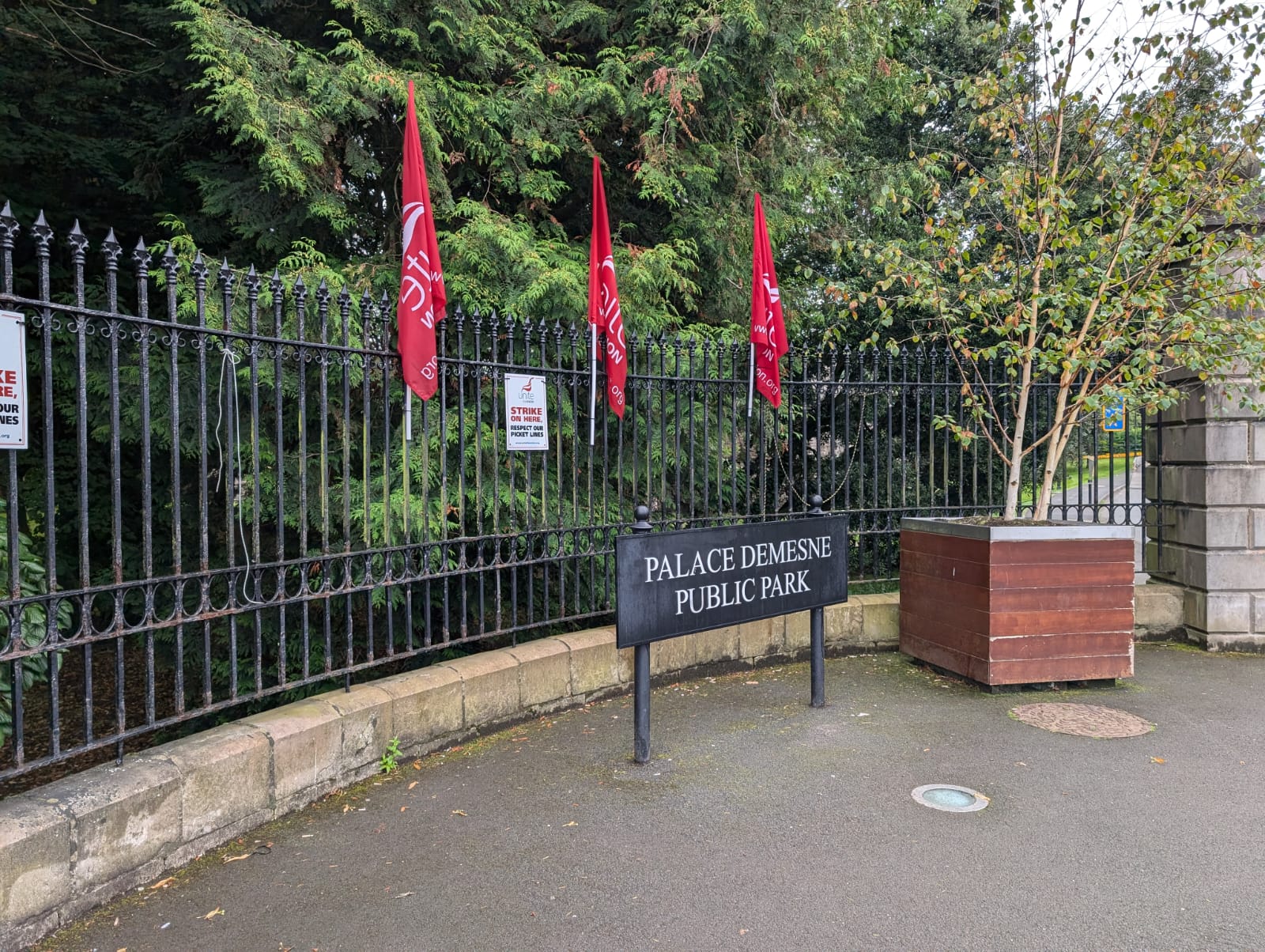 Unite strike - empty picket line at Palace Demesne gates